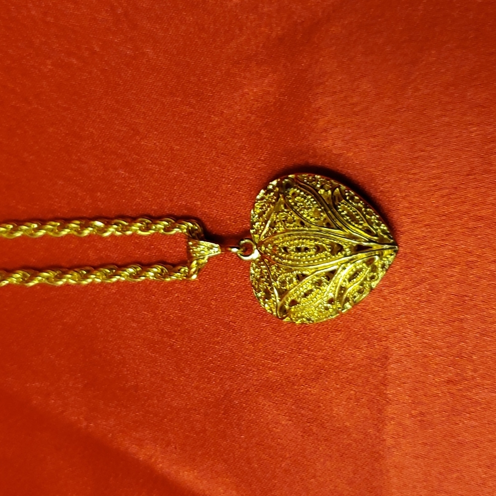 Fashion jewelry necklace with heart pendant